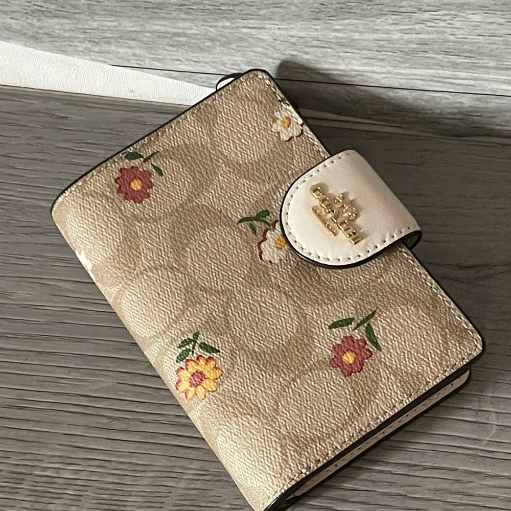Coach Medium Corner Zip Wallet in
Signature Canvas - Picture 7 of 7